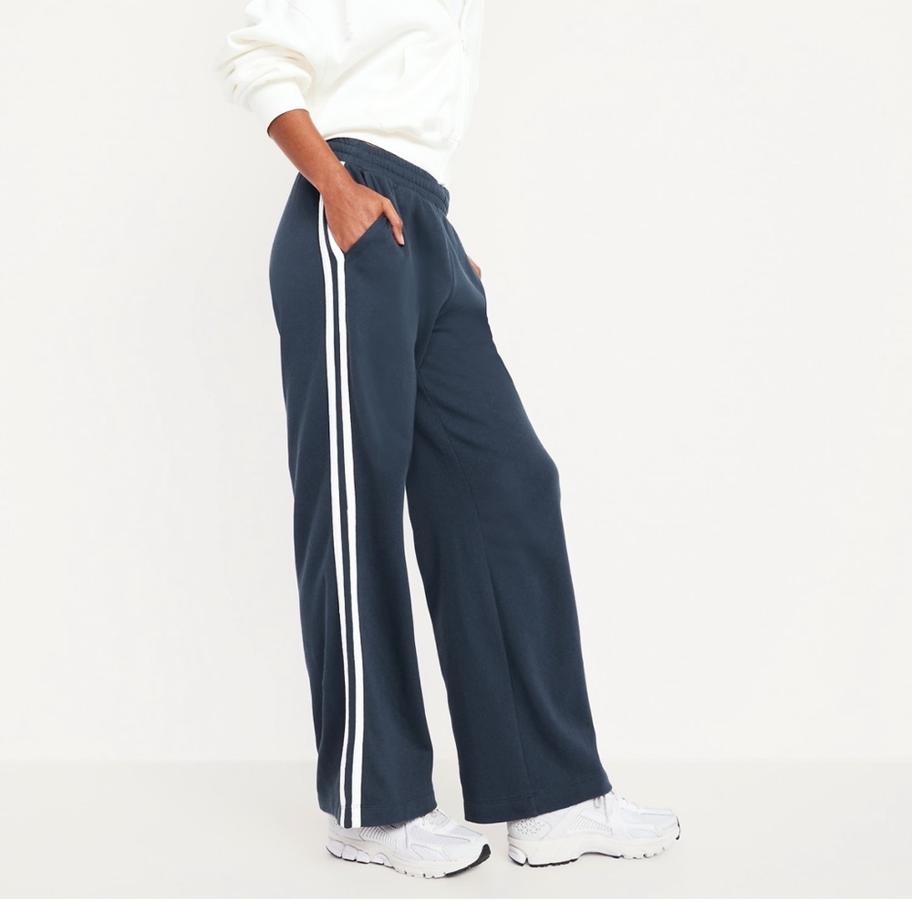 Old Navy Wide Leg Sweatpants - Picture 3 of 4